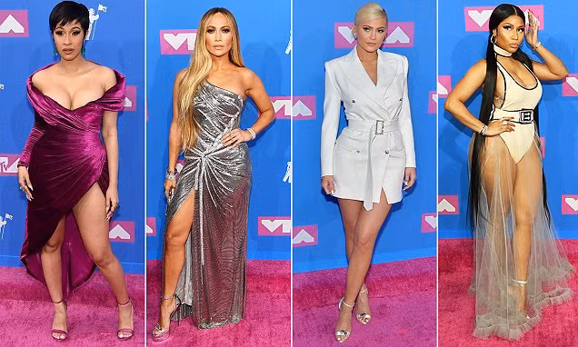 Jennifer Lopez, Kylie Jenner và dàn mỹ nhân gợi cảm ngất ngây ở VMAs
