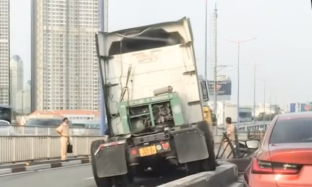 Xe đầu kéo 'làm xiếc' trên cầu Sài Gòn 