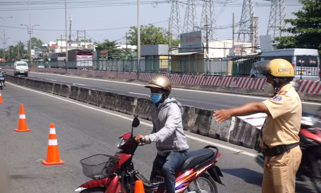 CSGT xử phạt nhiều tài xế chạy quá tốc độ trên Quốc lộ 1A 