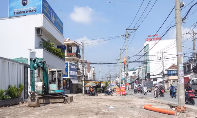 Cận cảnh trục đường 'ùn ứ' ở cửa ngõ TPHCM đang được mở rộng 30m 