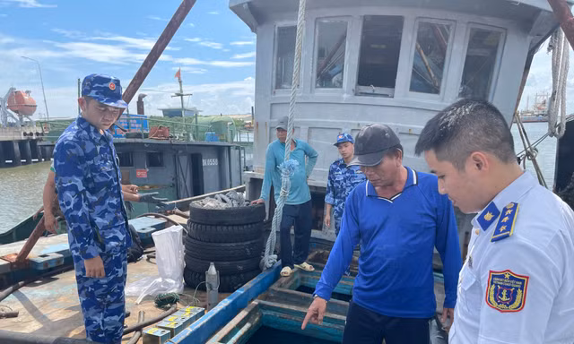 Cảnh sát biển tạm giữ tàu chở 50.000 lít dầu DO không rõ nguồn gốc 