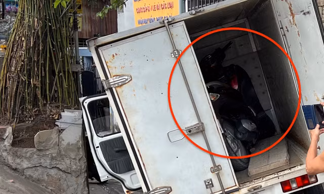 Phát hiện xe SH bị mất trộm bên trong thùng xe tải tông CSGT ở TPHCM 