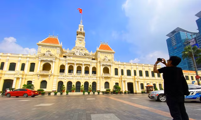 Cận cảnh tuyến đường lát đá ở trung tâm TPHCM sắp được khò lửa để tạo độ nhám 