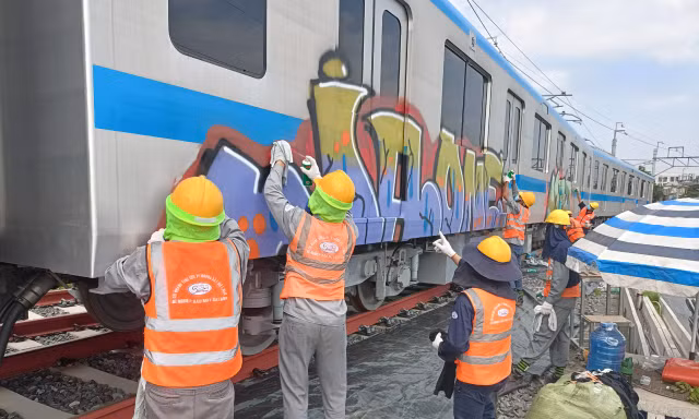 Tẩy rửa hình vẽ bậy trên tàu metro số 1 TPHCM