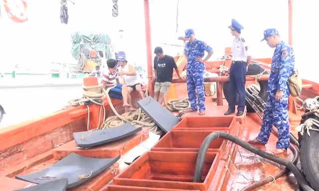 Cảnh sát biển bắt giữ tàu vận chuyển 45.000 lít dầu D.O trái phép