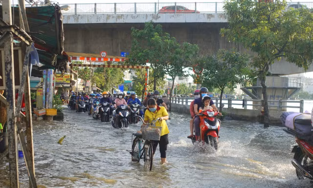 TPHCM đón đỉnh triều cường ở mức báo động 