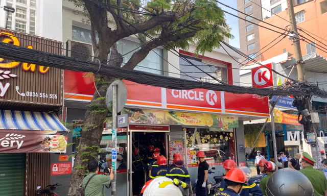 Hiện trường vụ sập cửa hàng Circle K ở TPHCM khiến 1 nữ sinh tử vong 