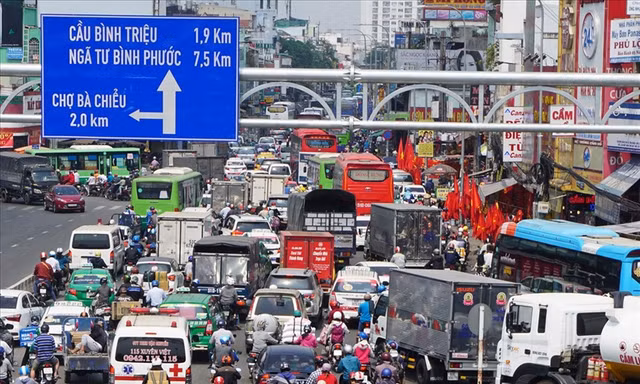 TPHCM lắp dải phân cách di động ở chân cầu vượt Hàng Xanh 