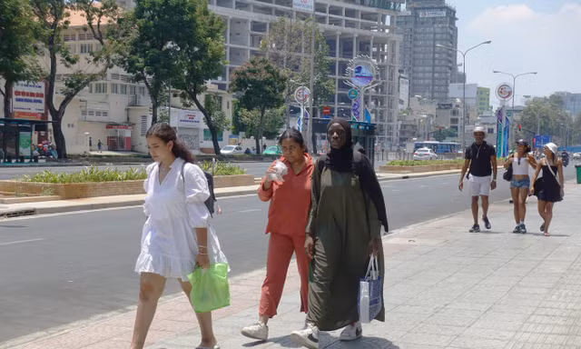 Nắng rát mặt tại đoạn đường được đề xuất lắp mái che hàng chục tỷ đồng ở TPHCM