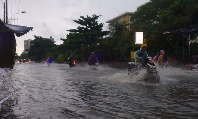 Hầm chui Tân Tạo thất thủ, người dân TPHCM 'khóc' trong cơn mưa
