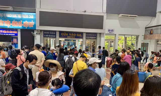 Ga Sài Gòn tấp nập khách về quê nghỉ Lễ