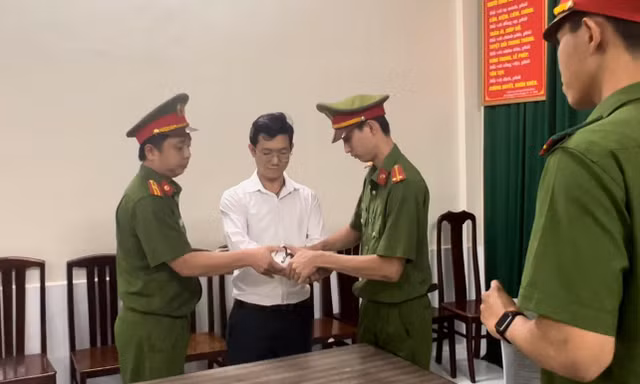 ‘Cố vấn pháp lý’ của bà Phương Hằng xộ khám vì lá đơn của ca sĩ Vy Oanh 