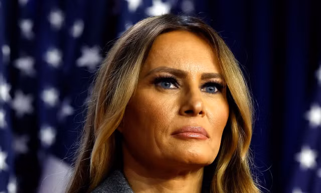 Bà Melania vắng mặt trong bức ảnh gia đình Trump