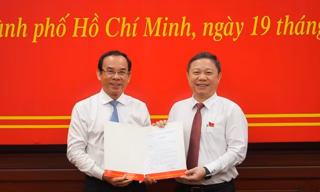 Bản tin 8H: Hai phó chủ tịch UBND TPHCM nhận nhiệm vụ mới