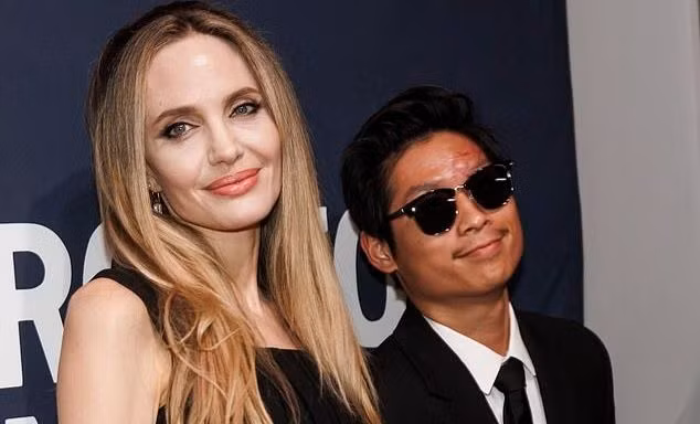 Angelina Jolie tìm bác sĩ thẩm mỹ cho Pax Thiên