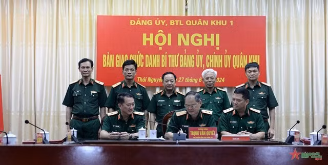 Bản tin 8H: Bàn giao chức danh Bí thư Đảng ủy, Chính ủy Quân khu 1