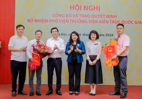 Bản tin 8H: Trao Quyết định của Bộ trưởng Bộ Xây dựng về công tác cán bộ