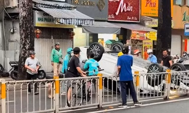 CLIP: Nữ xe ôm công nghệ dùng gạch đập kính ô tô cứu người ở TPHCM