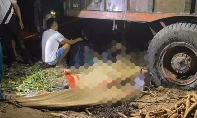 Bản tin 8H: Trú mưa dưới xe máy kéo, 2 người tử vong