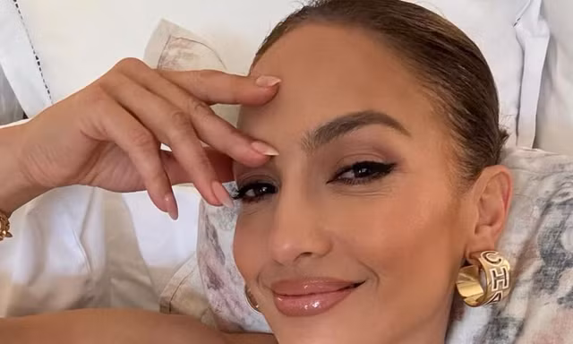 Jennifer Lopez bước sang tuổi 55