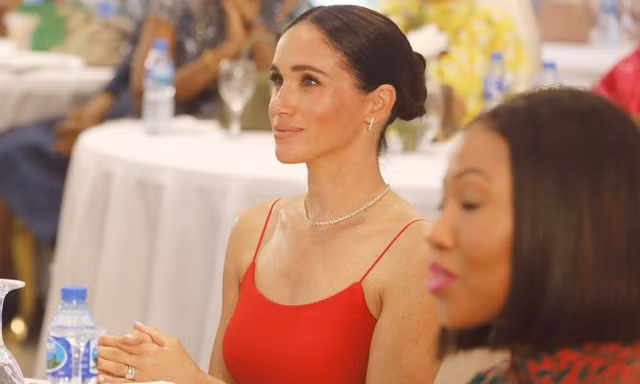 Meghan Markle chuộng mặc hở 