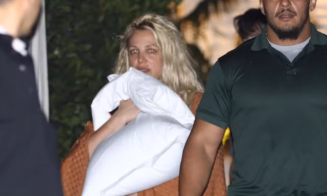 Britney Spears nhếch nhác rời khỏi khách sạn, chuyện gì đã xảy ra?