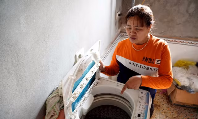 Có điện, người dân vẫn phải đun nước bếp củi, không dám xem tivi