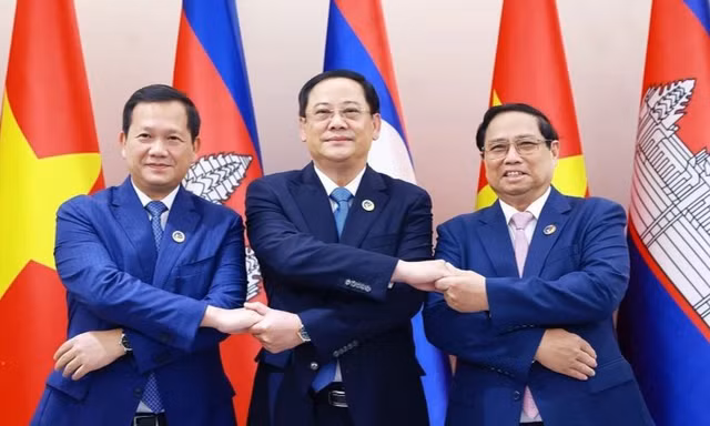Thủ tướng ba nước Việt Nam - Lào - Campuchia ăn sáng và làm việc