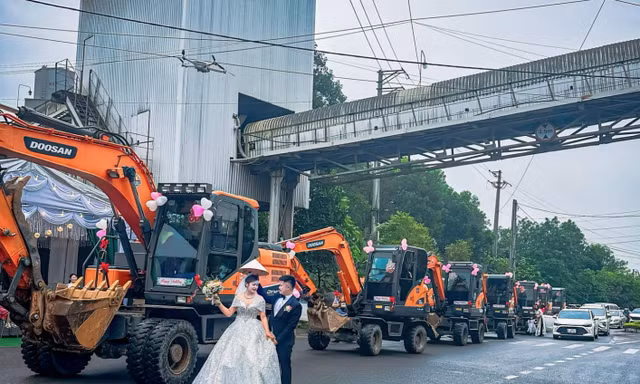 Chú rể tuyên bố đón dâu bằng đoàn xe máy xúc, bố vợ thoáng giật mình