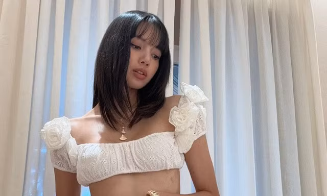 Chiếc áo bé xíu của Lisa (BlackPink) gây bão mạng