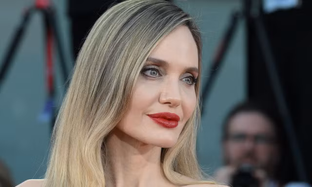 Tranh cãi Angelina Jolie cản trở Brad Pitt