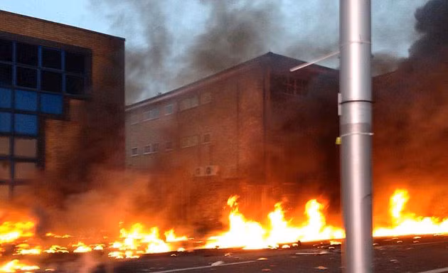 Hiện trường đám cháy sau khi trực thăng va vào cần trục ở trung tâm London