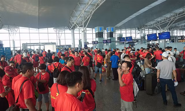 Cổ động viên Việt Nam làm thủ tục tại sân bay Nội Bài lên đường tiếp lủa đội tuyển bóng đá Nam.