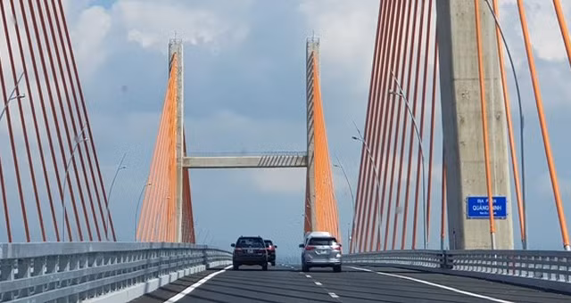 Cầu Bạch Đằng mới thông xe ngày 1/9 vừa qua, nhưng đã xuất hiện lún.