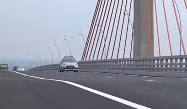 Mấp mô trên mặt cầu Bạch Đằng.