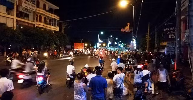 Nhiều người tập trung trên đường trước UBND tỉnh Bình Thuận gây náo loạn.
