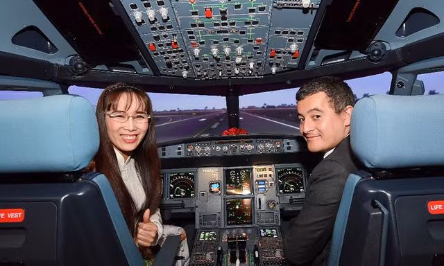 Bộ trưởng Pháp trải nghiệm buồng mô phỏng tàu bay của Vietjet