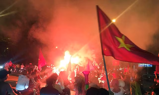 Nhiều CĐV cỗ vũ ăn mừng quá khích sau chiến thắng trận bán kết lượt về ở Hà Nội.