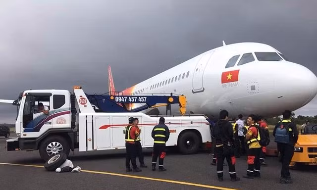 Chiếc máy bay của Vietjet rơi 2 lốp trước khi hạ cánh xuống sân bay Buôn Ma Thuột.