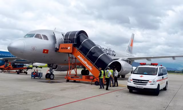Máy bay Jetstar hạ cánh khẩn cấp cứu bệnh nhân sốc thuốc