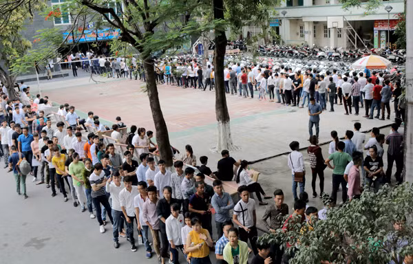 Người lao động xếp hàng làm thủ tục thi tiếng Hàn để sang Hàn Quốc làm việc theo chương trình EPS