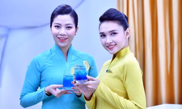 Các tiếp viên Vietnam Airlines hào hứng tự tay pha chế các loại cocktail mới.