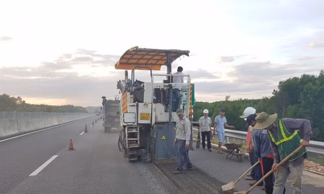 Nhà thầu cào bóc lớp mặt đường hư hỏng để thảm lớp mới.