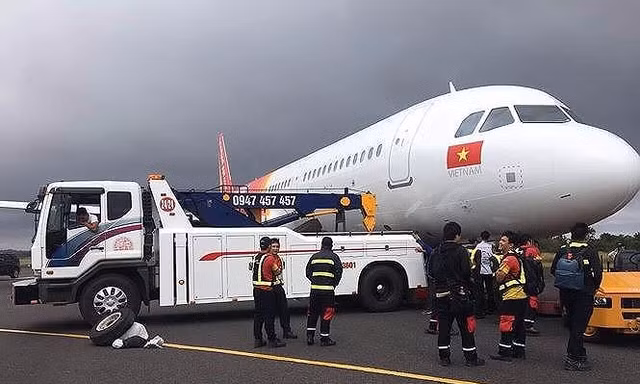 Lực lượng cứu hộ ứng cứu máy bay gặp sự cố của Vietjet tại sân bay Buôn Ma Thuột.