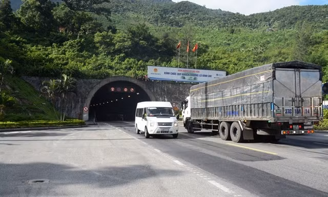 Hầm Hải Vân 1 xuất hiện nhiều vết nứt. Ảnh: Hùng Anh.