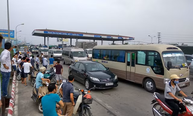 Người dân trả tiền lẻ qua trạm thu phí BOT QL5 hồi tháng 9 năm 2017.