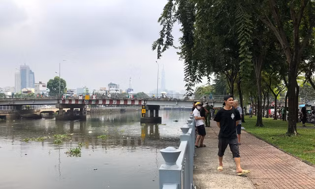 Thi thể người đàn ông nổi trên kênh Nhiêu Lộc - Thị Nghè