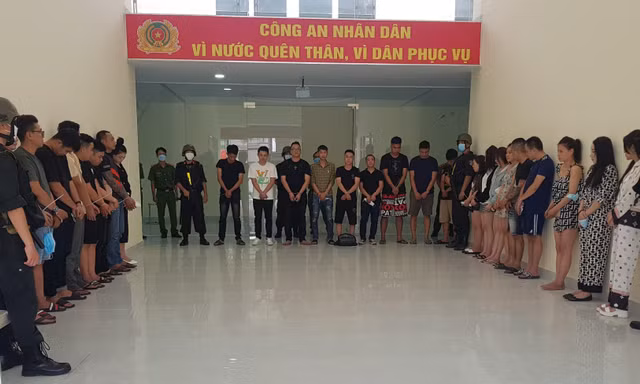 Cảnh sát 'tập kích' 4 phòng bay lắc tại chung cư cao cấp ở TPHCM 