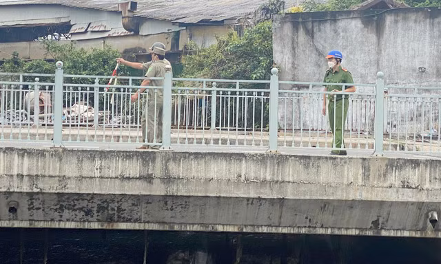 Phát hiện thi thể nam giới nổi trên kênh ở TPHCM 