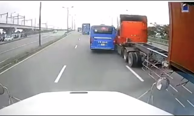 Tài xế xe buýt nói gì về clip ‘cú tạt đầu’ suýt gây tai nạn gây xôn xao trên mạng?